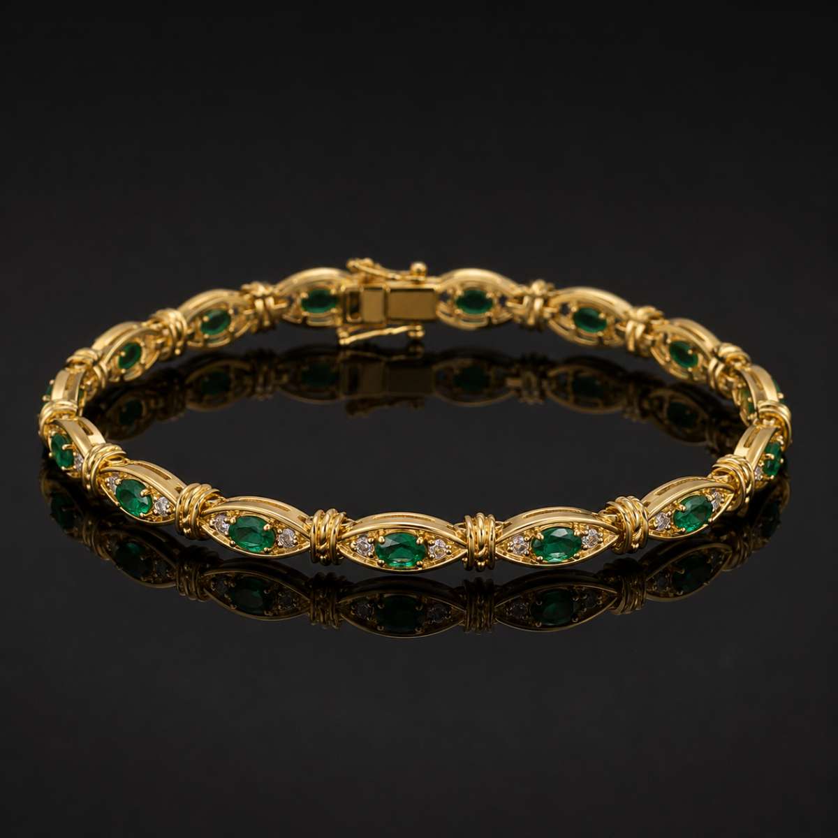 Oval-cut Emerald Diamond bracelet - Image Main
